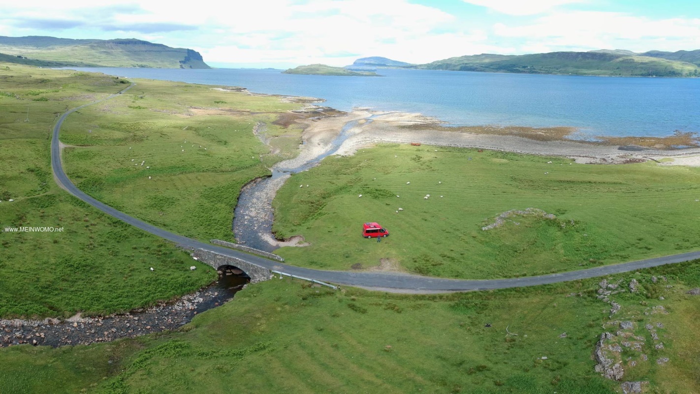  Vue arienne de la place avec Loch na Keal en arrire-plan