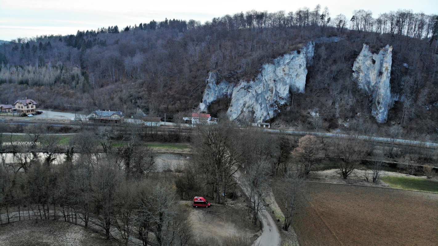  Dronefoto met uitzicht ten westen van de parkeerplaats, station Inzigkofen op de achtergrond  