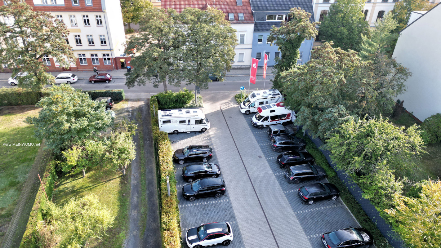 DDronefoto van de vier parkeerplaatsen aan de rand van een parkeerplaats