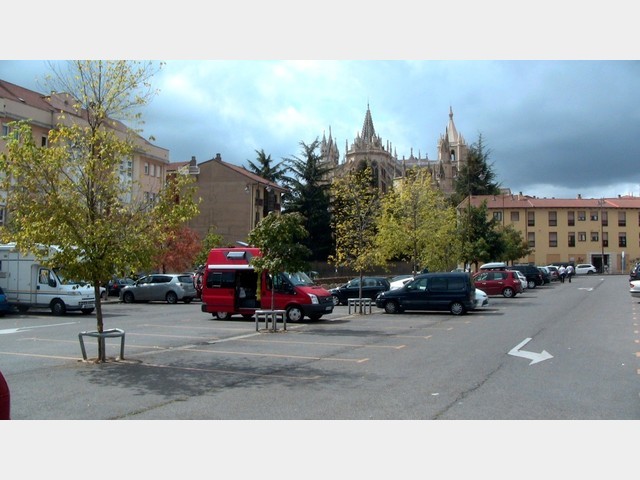 Blick ber den Parkplatz zur Kathedrale