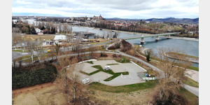 Drohnenfoto von Sden mit Blick auf Breisach und Kaiserstuhl