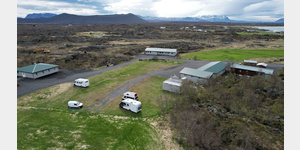 Drohnenfoto von Nordwesten, im Hintergrund der Vulkankrater Hverfjall