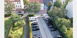 DDrohnenfoto der vier Stellpltze am Rande eines Parkplatzes