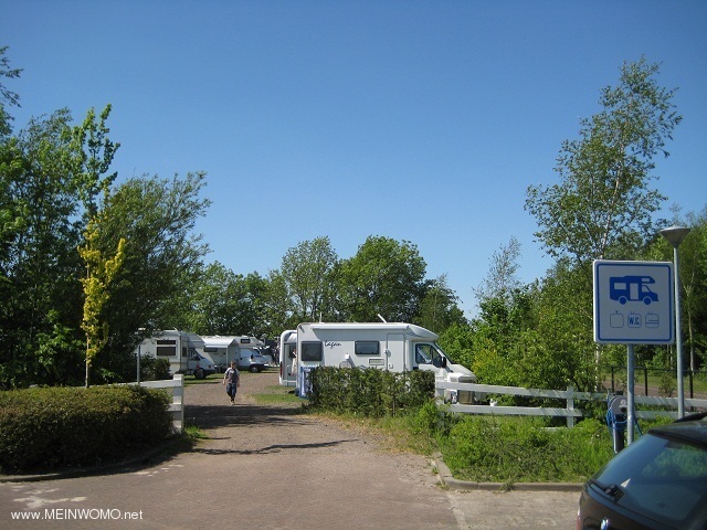  De parkeerplaats behoort tot de jachthaven en camping De Rakken