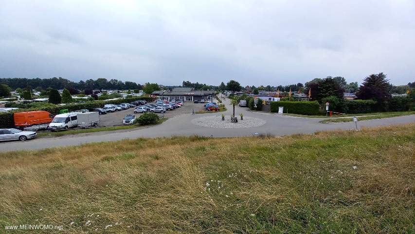 Reception of the campsite behind the dike, disposal directly at the roundabout