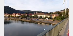 Blick von der Brcke auf das Neckarufer von Eberbach