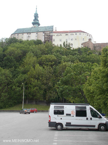 zeigt den Parkplatz und auf dem Berg die Burg von Nitre/Neutra