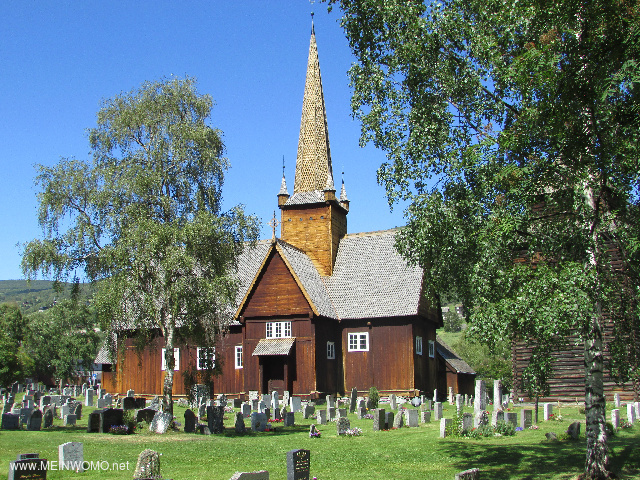  Staafkerk van Vagamo, vanaf de parkeerplaats gezien