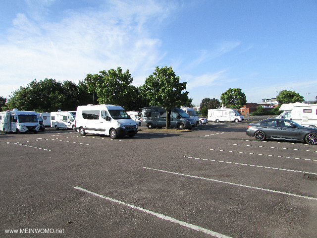  De stacaravans parkeren in drie rijen, ook achteraan in lengte