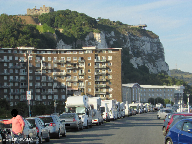 Parkplatz, im Hintergrund Dover Castle
