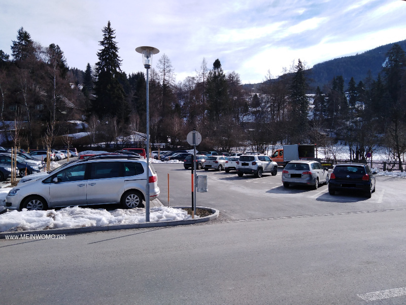Sluttande parkeringsytor i kanten av den stora parkeringen