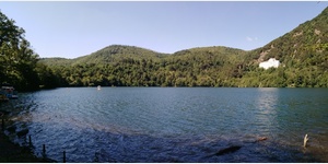 Der kleine See mit dem Kloster im Hintergrund 