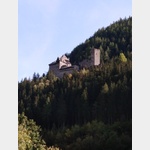 Die Burg Finstergrn trohnt hoch ber Ramingstein. 