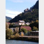 Ramingstein, Ortsanfang, Blick von der Murbrcke zur Burg 