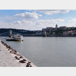 Schuhe am Donauufer, im Hintergrund die Kettenbrcke und der Prsidentenpalast.