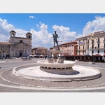 Der Fontana Vecchia mit Blick zur Kathedrale 