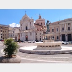 Fontana Vecchia mit Blick zur Chiesa di Santa Maria del Suffragio 