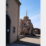 .Die Statue der Jungfrau Maria, direkt neben dem Eingang zur Kapelle