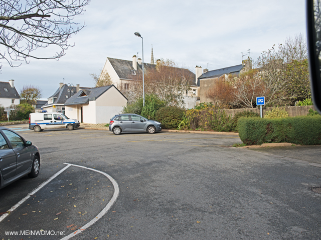  De foto toont de twee parkeerplaatsen en twee gereserveerde parkeerplaatsen.