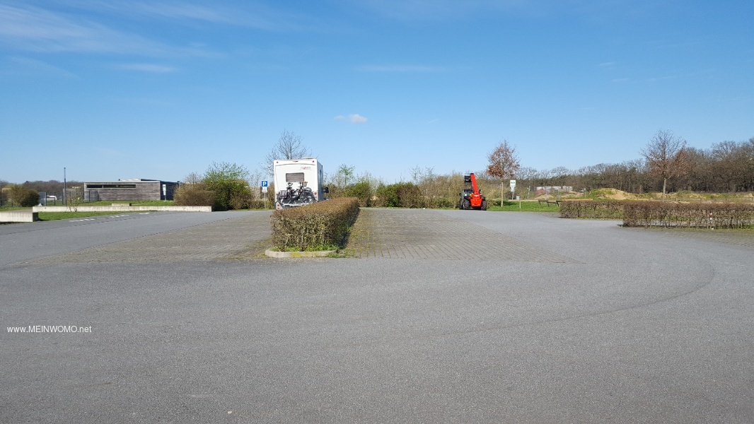 Parkeringsplats vid den naturliga poolen