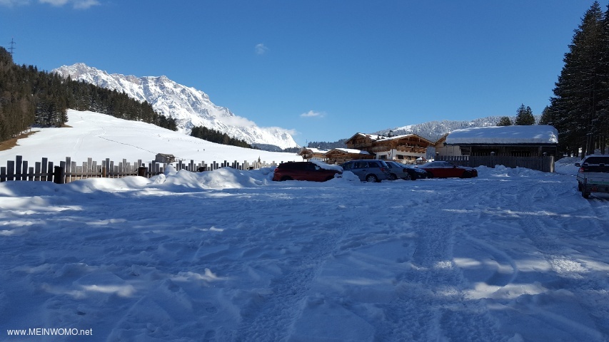  The parking lot behind the Jufen snack station in March 2020.