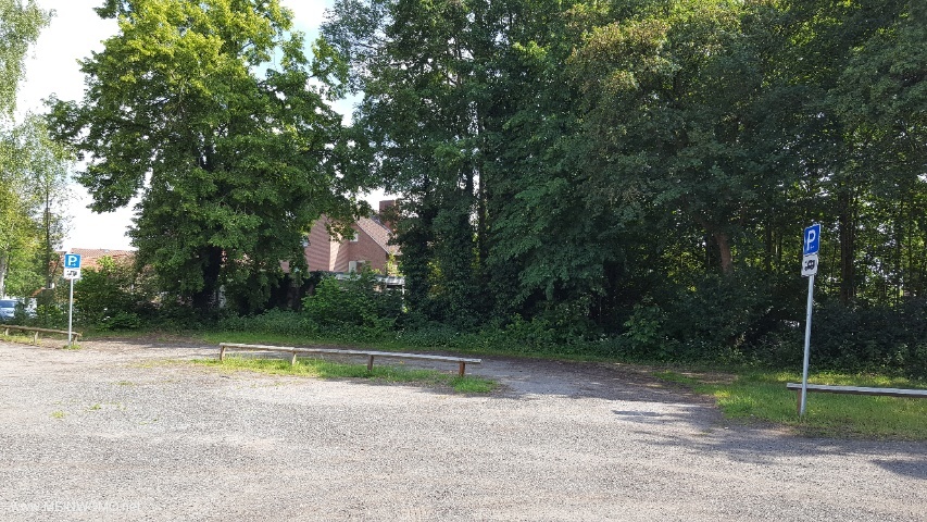 Parkeerplaatsen op de parkeerplaats bij Konrad Adenauer Allee. 