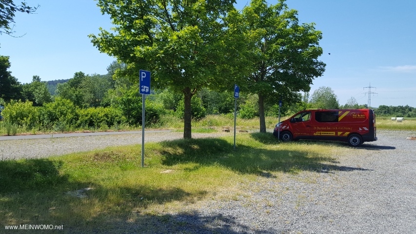  Parkeerplaats bij het natuurzwembad Stockelacke.   