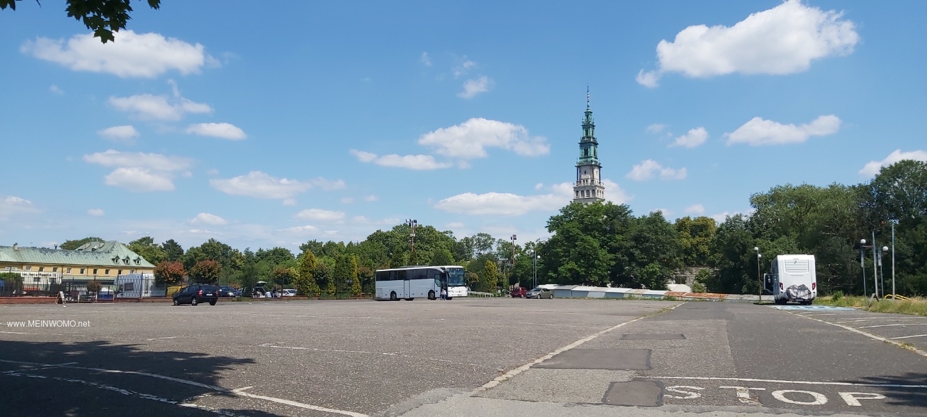 Das Bild zeigt den vorderen Parkplatz zum Kloster hin.