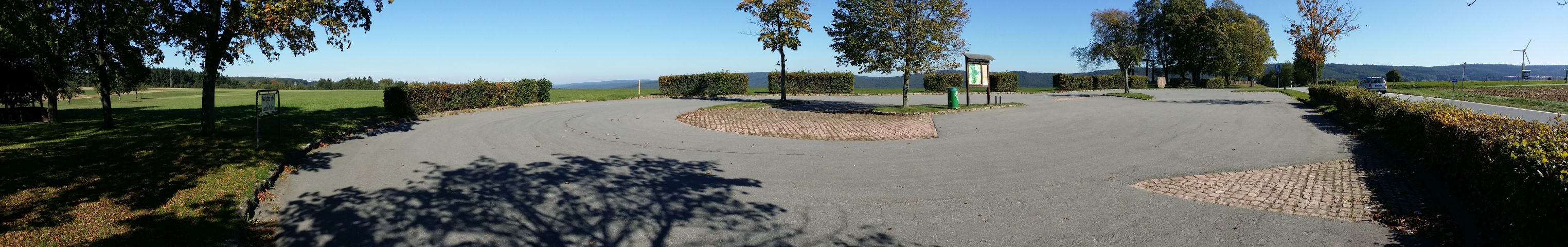 Parkplatz auerhalb von Beerfelden. Im Hintergrund ist der Beerfelder Galgen zu sehen.