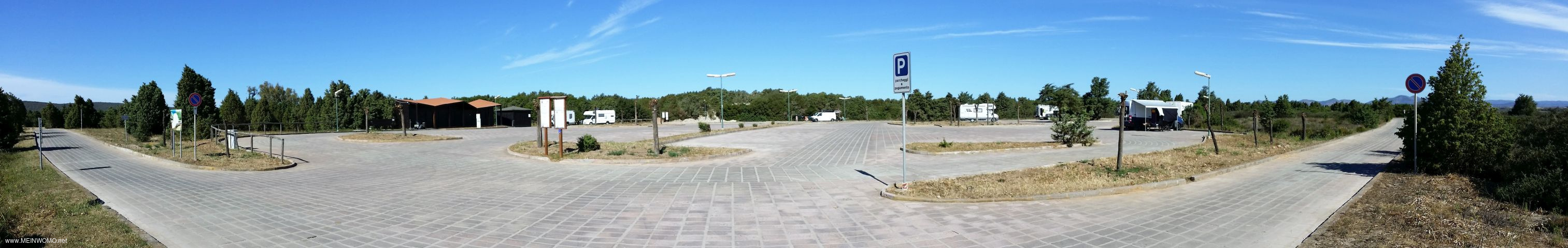 Groer gepflasterter Parkplatz, links die Zufahrtsstrae.