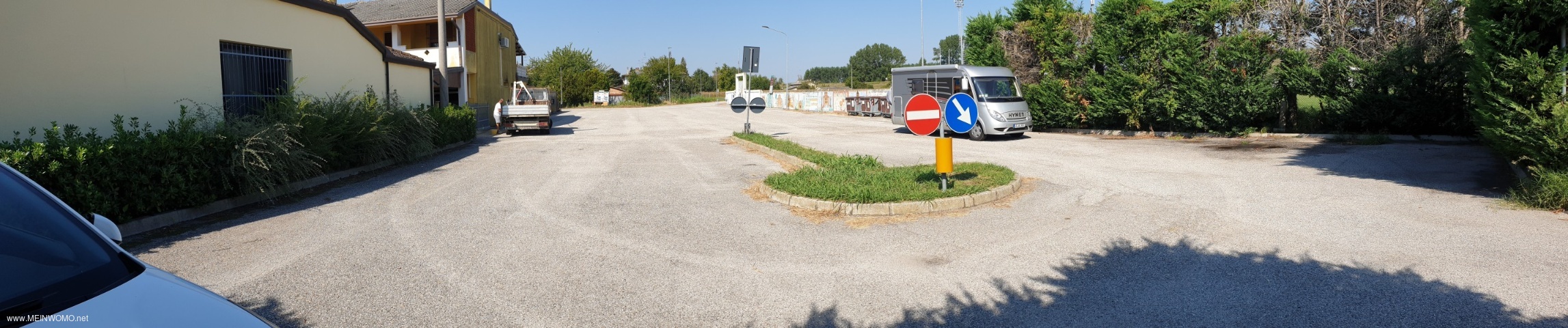Parking space, on the right immediately the supply, disposal system. 