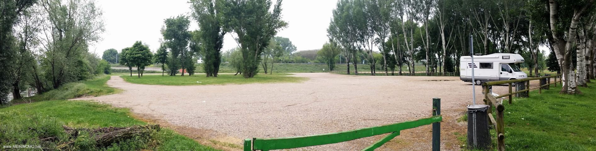  05/2017: Great place with adjoining picnic area..  In the background is raised to see the road.
