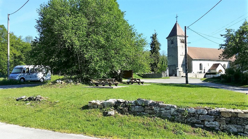  Chiesa accanto alla piazza.