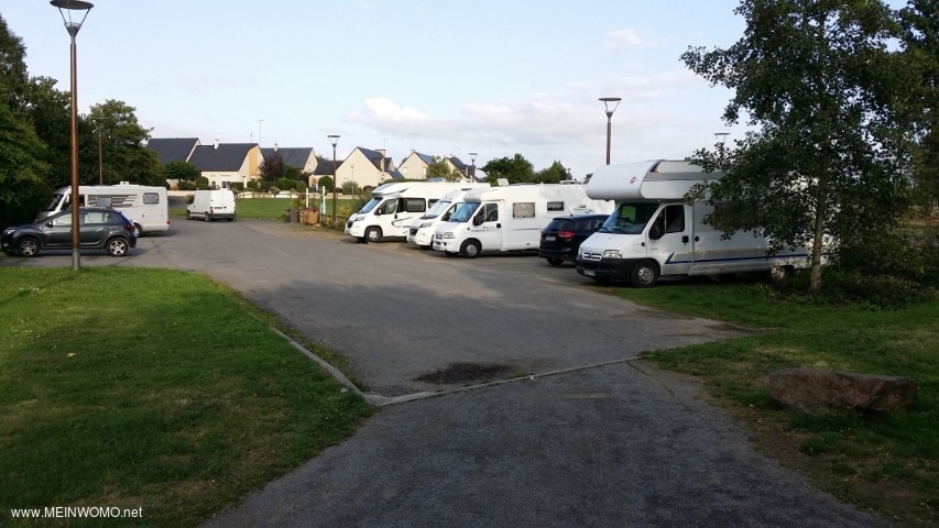  Le parc de vhicules de camping devant le parking  hauteur limite.