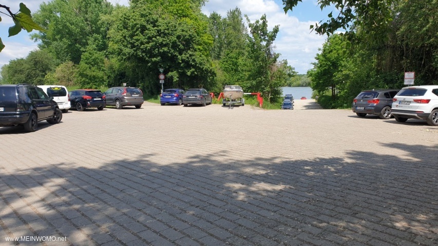 Parkplatz mit Zugang zum Rhein.