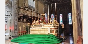 Altar mit Orgel der Kathedrale di San Giorgio.