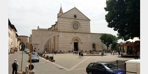 Basilica di Santa Chiara mit Vorplatz