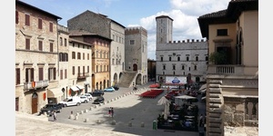 Die Piazza del Popolo mit dem Palazzo dei Priori im Hintergrund.