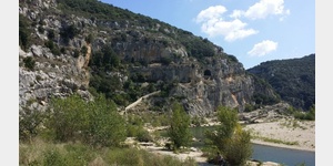 Grotte de la Baume de Saint-Veredeme aus der Ferne.
