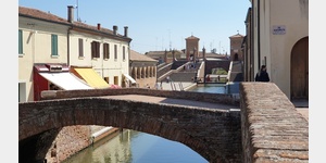 Brck mit der Trepponti di Comacchio im Hintergrund