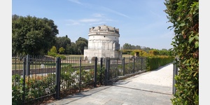 Mausoleum des Theoderichs mit Parkanlage.