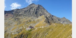 Die Innsbrucker Htte mit dem Habicht (3277m) im Hintergrund.