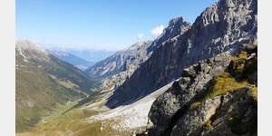 Grandiose Bergkulisse, Blick vom Pinnisjoch ins Tal.