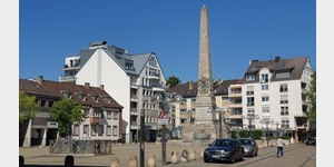 Ludwigsplatz mit Obelisk. 