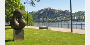 Skulptur mit Ehrenbreitstein im Hintergrund.