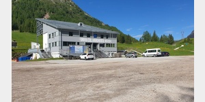 Parkplatz mit Seilbahnstation