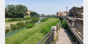 Der gleichnamige Fluss in Parma trennt das alte und neue Zentrum.
