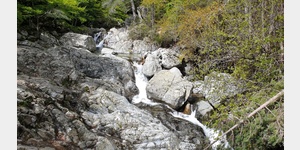 Wildbach unterhalb des Wasserfalls.