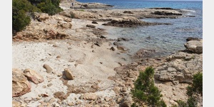 Zwischen den Felsen auch mal kleine Sandbereiche.