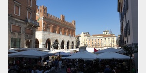 Markt auf der Piazza dei Cavalli.